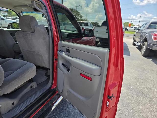 Photo of 2006 Red Chevrolet Avalanche
