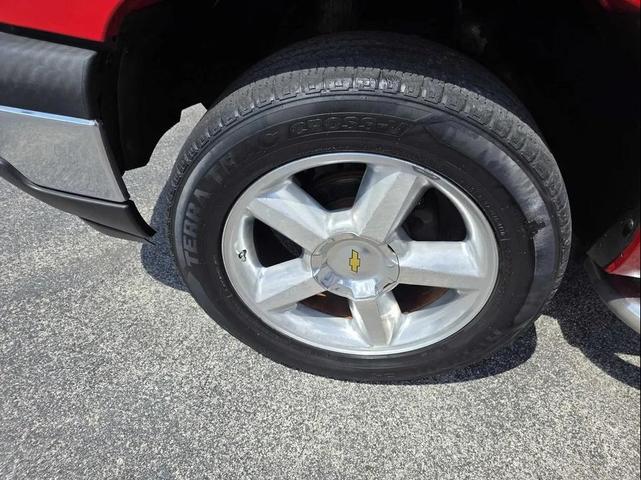 Photo of 2006 Red Chevrolet Avalanche