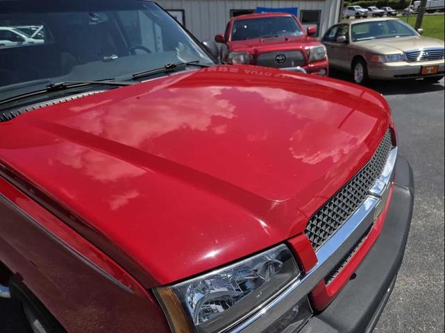 Photo of 2006 Red Chevrolet Avalanche