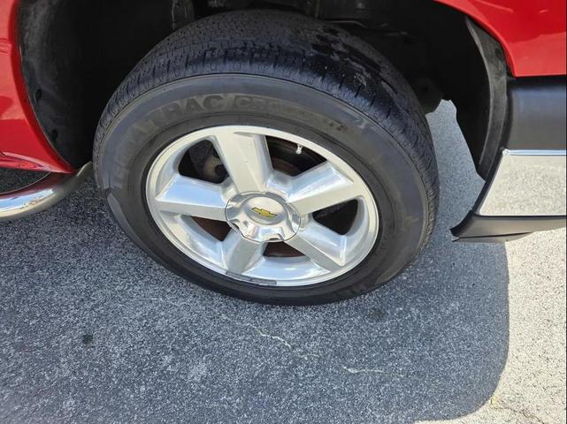 Photo of 2006 Red Chevrolet Avalanche