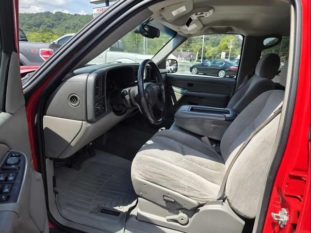 Photo of 2006 Red Chevrolet Avalanche