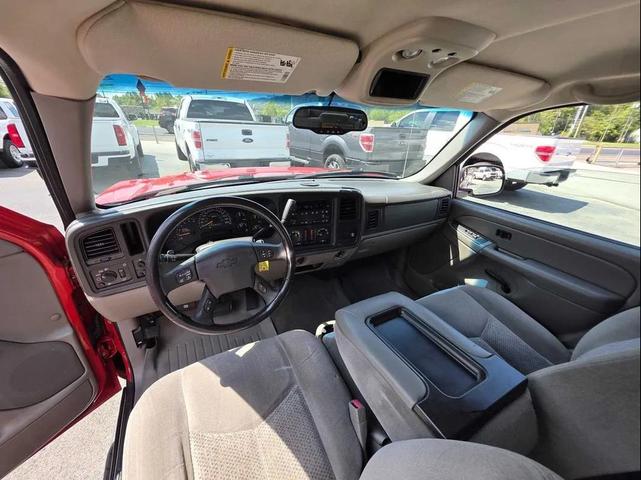 Photo of 2006 Red Chevrolet Avalanche