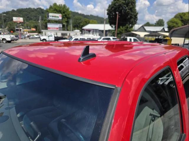Photo of 2006 Red Chevrolet Avalanche