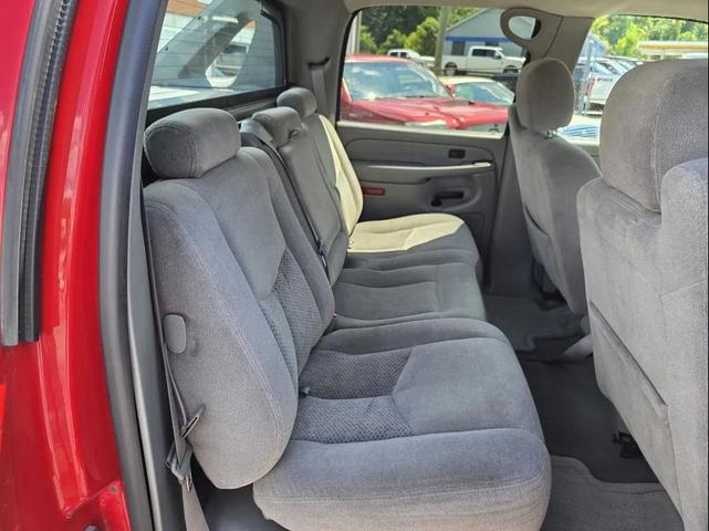 Photo of 2006 Red Chevrolet Avalanche