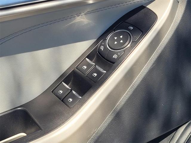 Photo of 2022 Star White Ford Explorer