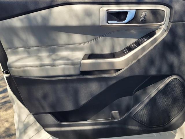 Photo of 2022 Star White Ford Explorer