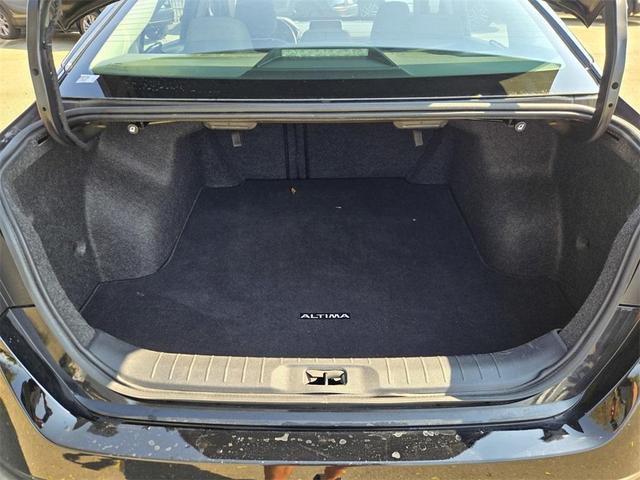 Photo of 2023 Super Black Clearcoat Nissan Altima
