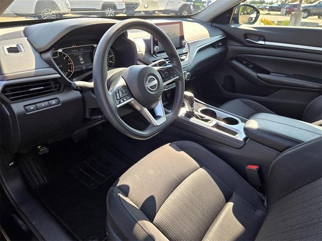 Photo of 2023 Super Black Clearcoat Nissan Altima
