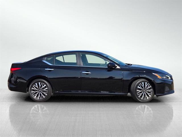 Photo of 2023 Super Black Clearcoat Nissan Altima