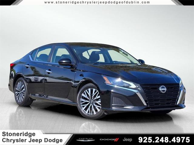 Photo of 2023 Super Black Clearcoat Nissan Altima