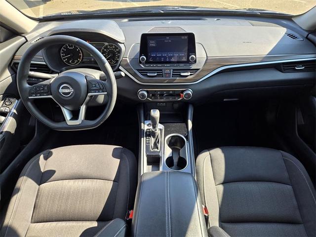 Photo of 2023 Super Black Clearcoat Nissan Altima