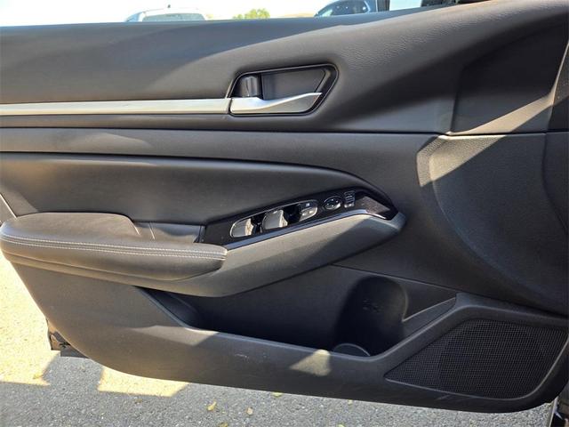 Photo of 2023 Super Black Clearcoat Nissan Altima