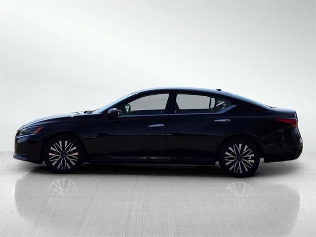 Photo of 2023 Super Black Clearcoat Nissan Altima