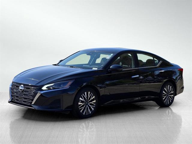 Photo of 2023 Super Black Clearcoat Nissan Altima