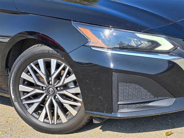 Photo of 2023 Super Black Clearcoat Nissan Altima