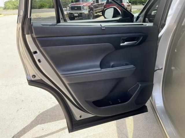 Photo of 2023 Celestial Silver Metallic Toyota Highlander