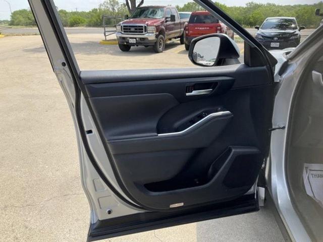 Photo of 2023 Celestial Silver Metallic Toyota Highlander