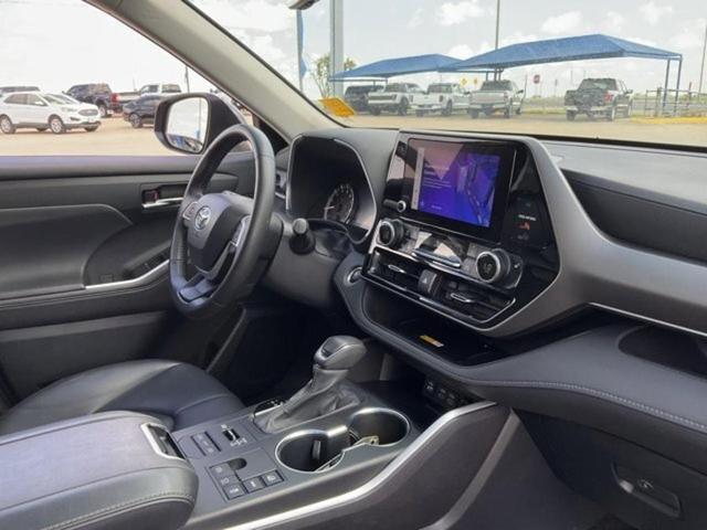 Photo of 2024 Magnetic Gray Metallic Toyota Highlander