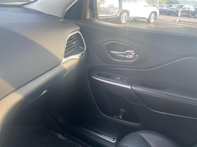 Photo of 2019 Granite Crystal Metallic Clearcoat Jeep Cherokee
