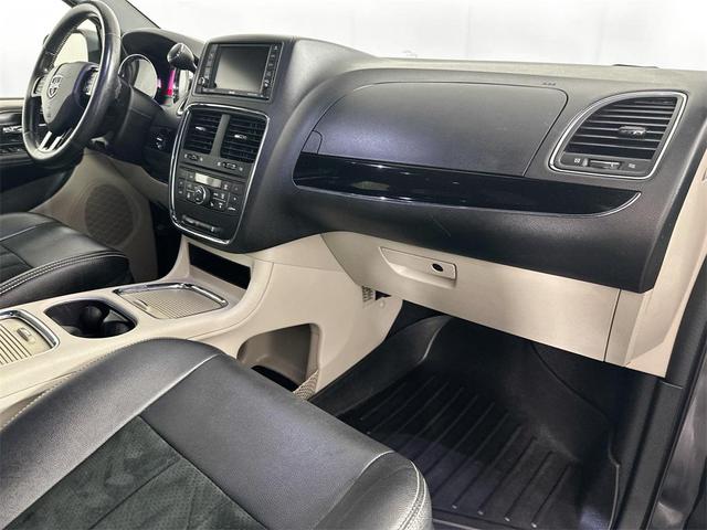 Photo of 2017 Brilliant Black Crystal Pearlcoat Dodge Grand Caravan