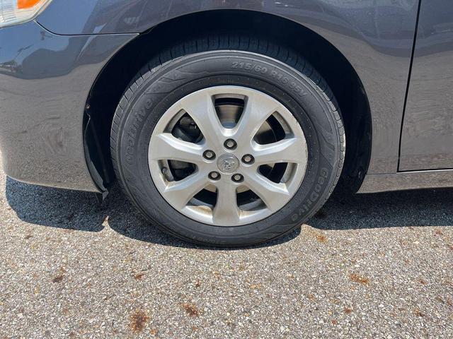 Photo of 2011 Magnetic Gray Metallic Toyota Camry