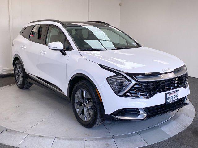 Photo of 2025 Glacial White Pearl Kia Sportage