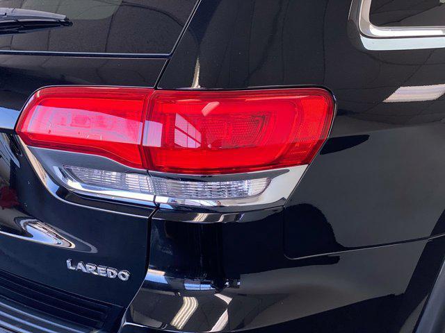 Photo of 2017 Diamond Black Crystal Pearlcoat Jeep Grand Cherokee