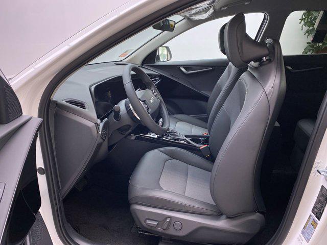 Photo of 2025 Snow White Pearl Kia Niro