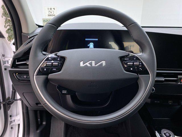 Photo of 2025 Snow White Pearl Kia Niro
