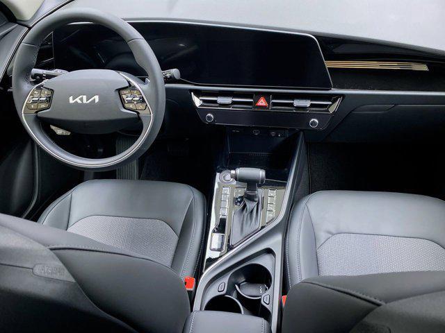 Photo of 2025 Snow White Pearl Kia Niro