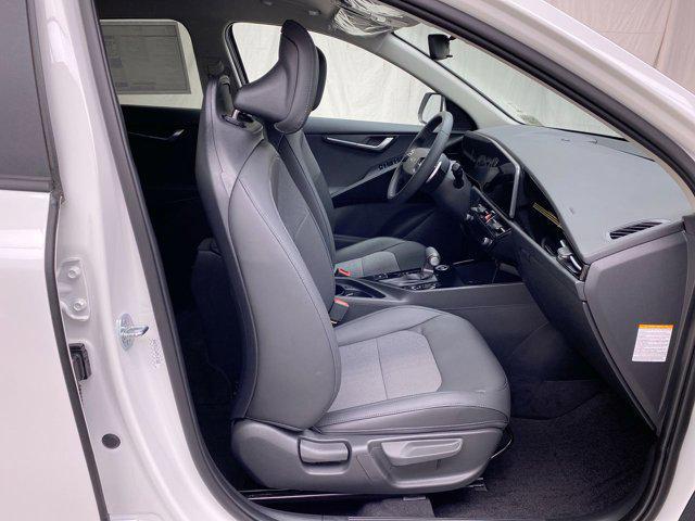 Photo of 2025 Snow White Pearl Kia Niro