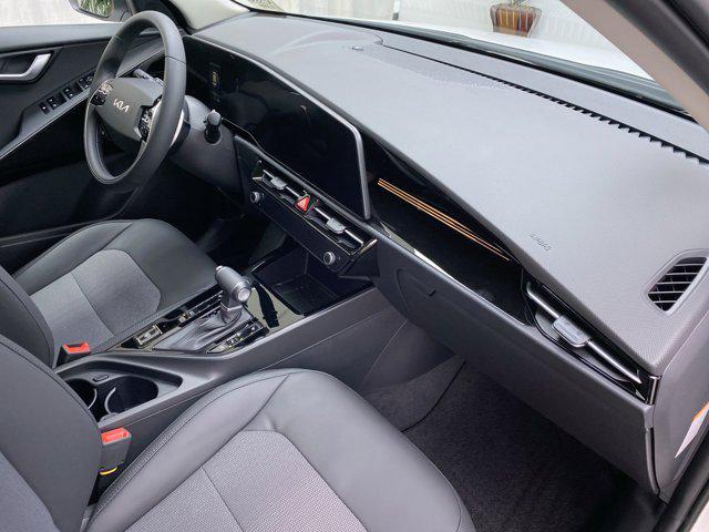 Photo of 2025 Snow White Pearl Kia Niro