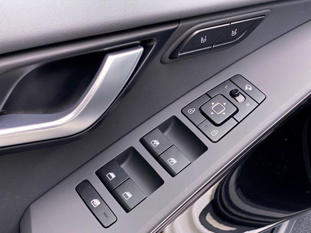 Photo of 2025 SNOWWHITE Kia Niro EV