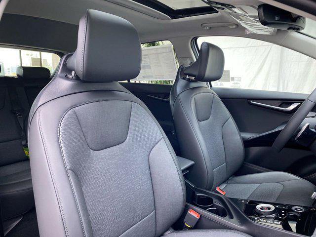 Photo of 2025 SNOWWHITE Kia Niro EV