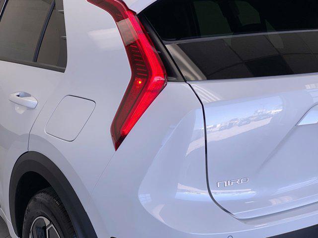 Photo of 2025 Snow White Pearl Kia Niro