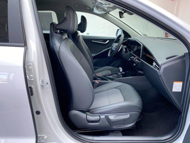 Photo of 2025 Snow White Pearl Kia Niro