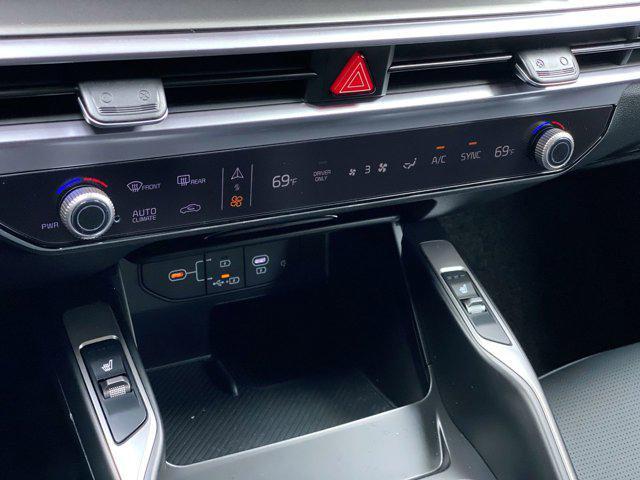 Photo of 2025 Cityscape Green Kia Sorento Hybrid