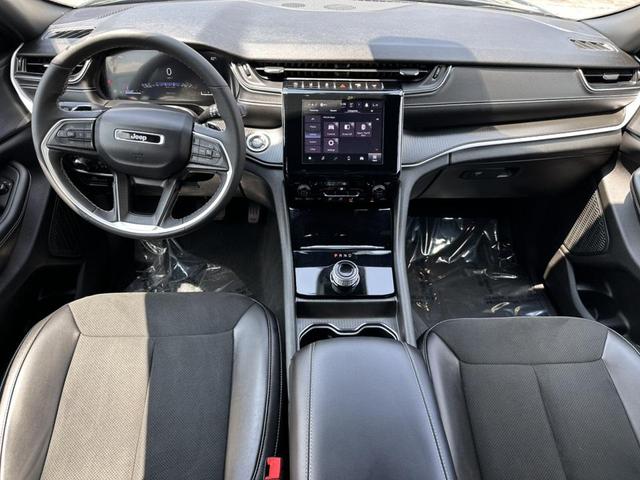 Photo of 2024 Diamond Black Crystal Pearlcoat Jeep Grand Cherokee