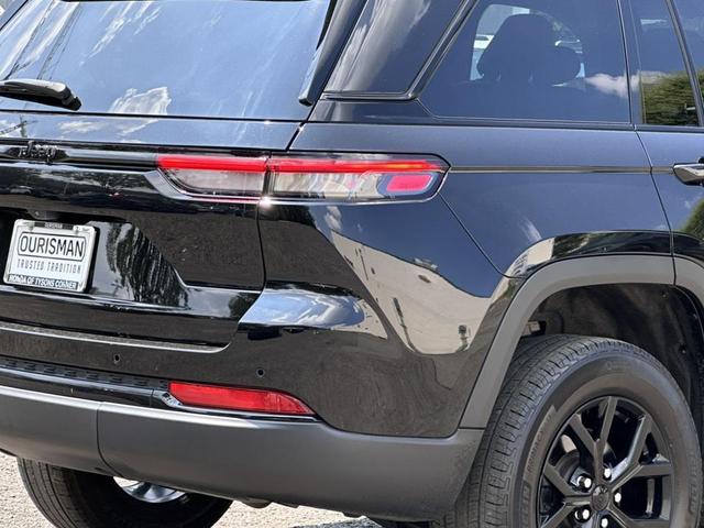 Photo of 2024 Diamond Black Crystal Pearlcoat Jeep Grand Cherokee