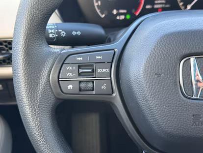 Photo of 2025 Platinum White Honda HR-V