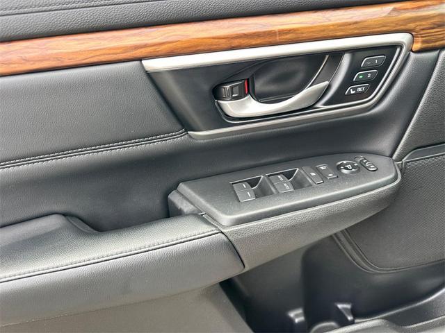Photo of 2022 Platinum White Pearl Honda CR-V
