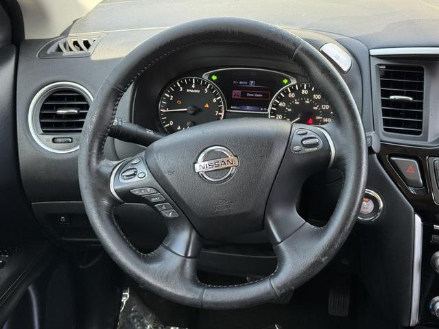 Photo of 2018 Brilliant Silver Nissan Pathfinder