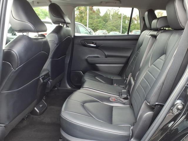 Photo of 2023 Midnight Black Metallic Toyota Highlander