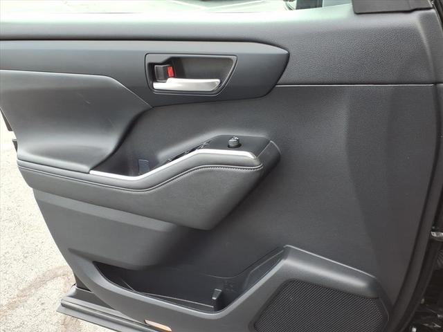 Photo of 2023 Midnight Black Metallic Toyota Highlander