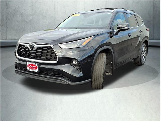 Photo of 2023 Midnight Black Metallic Toyota Highlander