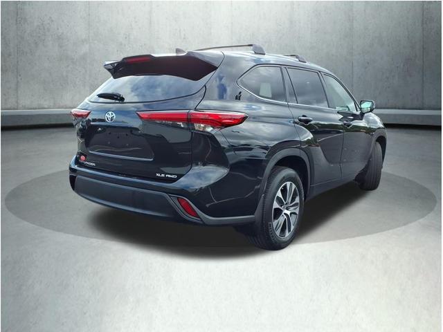 Photo of 2023 Midnight Black Metallic Toyota Highlander