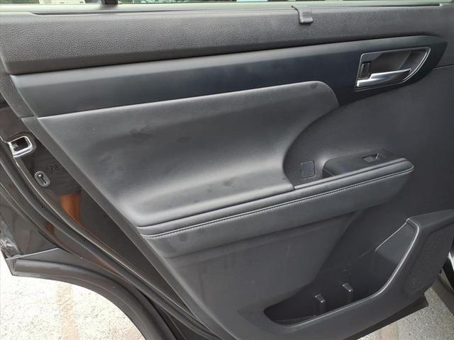 Photo of 2023 Midnight Black Metallic Toyota Highlander