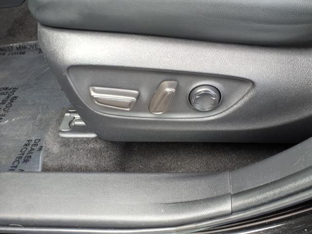 Photo of 2023 Midnight Black Metallic Toyota Highlander