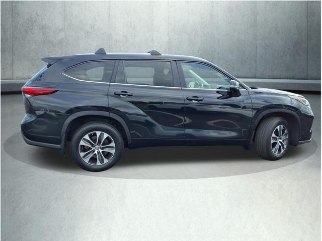 Photo of 2023 Midnight Black Metallic Toyota Highlander