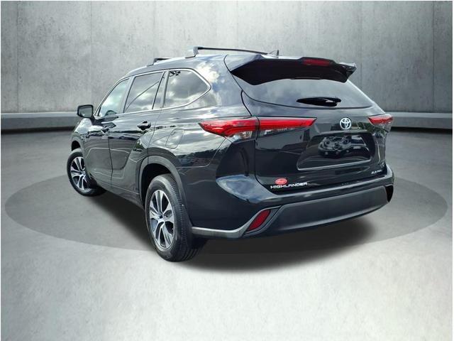 Photo of 2023 Midnight Black Metallic Toyota Highlander
